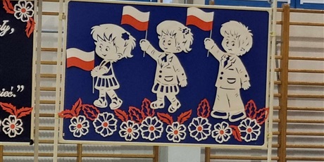 Powiększ grafikę: Tablica dekoracyjna - dzieci z flagami Polski.