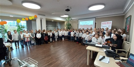 Powiększ grafikę: Uczniowie klasy 2d, 3d oraz chór szkolny podczas występu w Centrum Opieki Serenus.