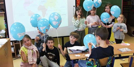 Powiększ grafikę: Prezentacja balonowych globusów wykonanych przez uczniów klasy 1A.