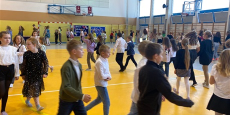 Powiększ grafikę: Uczniowie podczas tańca