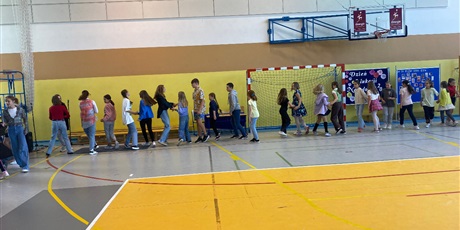 Powiększ grafikę: Uczniowie podczas tańca na sali gimnastycznej.
