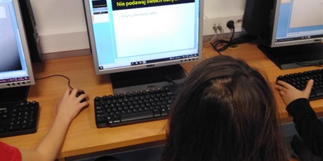 Powiększ grafikę: 5.	Uczeń wykonuje prezentację w programie PowerPoint. Na ekranie monitora napis „Nie podawaj swoich danych”.