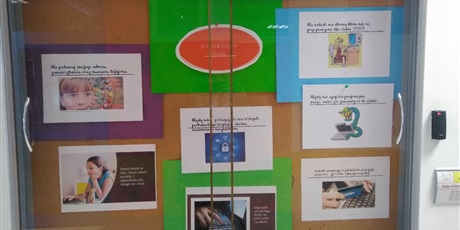 Powiększ grafikę: 4.	Na tablicy znajdującej się na szkolnym korytarzu wiszą prace uczniów dotyczące zasad bezpiecznego korzystania z Internetu.