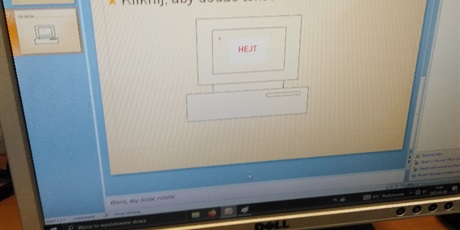 Powiększ grafikę: 1.	Ekran monitora z wyświetlonym slajdem i hasłem napisanym przez ucznia „Nie Hejtuj!”.