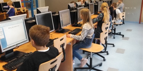 Powiększ grafikę: 7.	Uczniowie siedzą przy swoich stanowiskach i wykonują pracę na komputerze. 