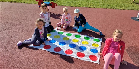 Powiększ grafikę: Dzieci podczas zabawy w grę Twister.