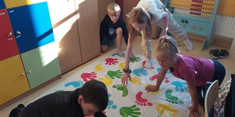 Powiększ grafikę: Dzieci grają w grę Twister.