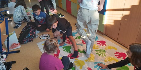 Powiększ grafikę: Uczniowie grają w grę Twister.