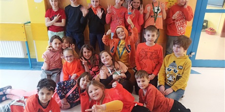 Powiększ grafikę: Dzieci ubrane na pomarańczowo pozują do zdjęci