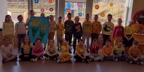 Powiększ grafikę: Dzieci ubrane na żółto z żonkilem.
