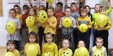 Powiększ grafikę: Klasa prezentująca emotki wykonane na żółtych balonach.