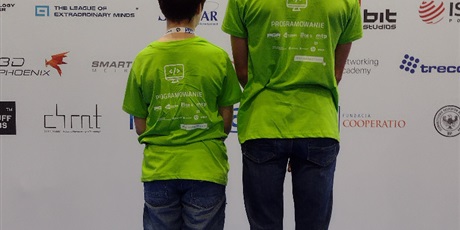 Powiększ grafikę: Chłopcy otrzymali zielone koszulki- dywizja programowanie.