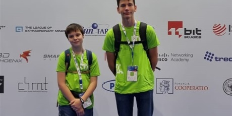 Powiększ grafikę: Karol i Mikołaj po rejestracji otrzymali koszulki wybranej dywizji- Mistrzostwa IT- programowanie.