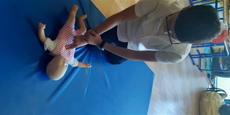 Powiększ grafikę: Uczeń wykonuje masaż serca niemowlaka