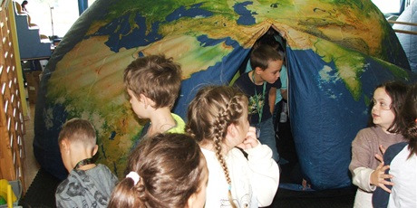 Powiększ grafikę: Uczniowie wychodzą z namiotu Mobilnego Planetarium.