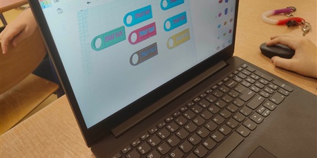 Powiększ grafikę: Zdjęcie laptopa, na którym włączony jest program do projektowania modeli 3d. Uczeń wykonuje projekt breloka.