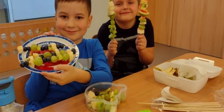 Powiększ grafikę: Chłopcy z klasy 03 prezentują wykonane przez siebie owocowe szaszłyki. 