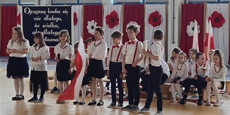 Powiększ grafikę: Uczniowie klasy 2A recytują wiersze o Polsce.