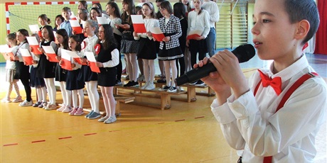 Powiększ grafikę: Wiktor wraz z chórem śpiewa piosenkę o Wiśle.