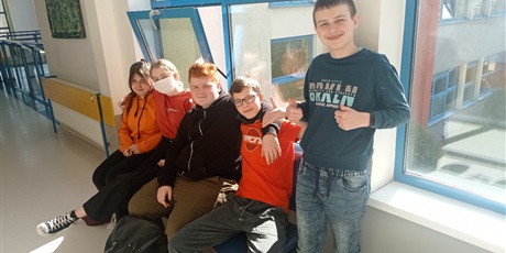 Powiększ grafikę: Pięcioro uczniów z klasy ósmej prezentujących kolor pomarańczowy.