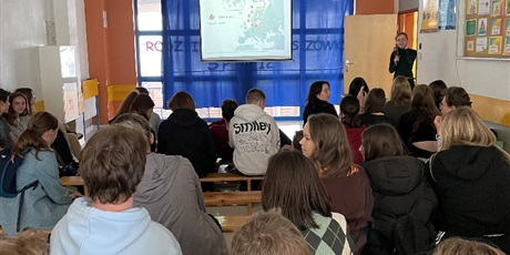 Powiększ grafikę: Prowadząca wykład opowiada uczniom o swoich wyprawach, wyświetlając drogę jaką trzeba przebyć by dotrzeć na Arktykę.