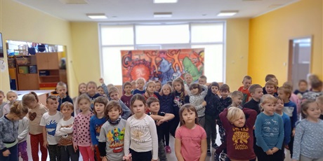 Powiększ grafikę: Zdjęcie grupowe dzieci z oddziałów przedszkolnych.