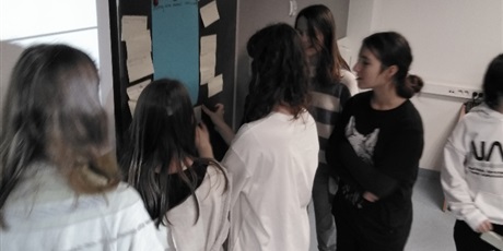 Powiększ grafikę: Uczniowie wspólnie wykonują plakat.