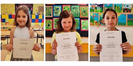 Powiększ grafikę: Julka, Emilka, Nina z klasy 2A z dyplomami.