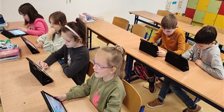 Uczniowie klasy 2 A rozwijają kompetencje cyfrowe z wykorzystaniem iPadów.