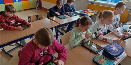 Powiększ grafikę: Uczniowie klasy 2A uczą się   programować z wykorzystaniem aplikacji Bee-Bot na iPadach.