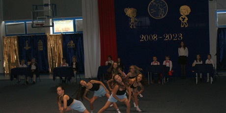 Powiększ grafikę: Akrobatyczny taniec siedmiu dziewcząt z klasy 6c.