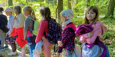 Powiększ grafikę: Uczniowie pokonują leśną ścieżkę w ogrodzie botanicznym. 