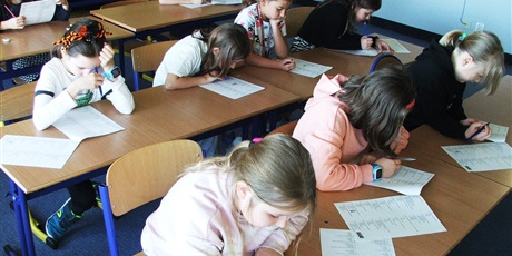 Powiększ grafikę: Uczniowie rozwiązujący test o Polsce