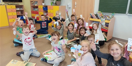 Powiększ grafikę: Zdjęcie grupowe dzieci z klasy 02 z wykonanymi przez siebie zakładkami do książek. 