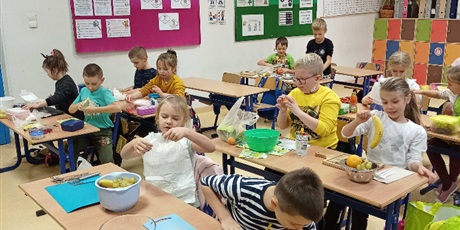 Powiększ grafikę: Uczniowie klasy 2b przygotowują zdrowe sałatki.