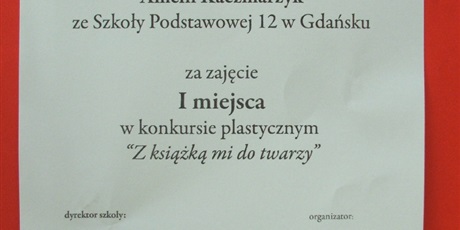 1 miejsce dla Amelki Kaczmarzyk z klasy 2a w ogólnopolskim Konkursie pt. „Z książką mi do twarzy”.