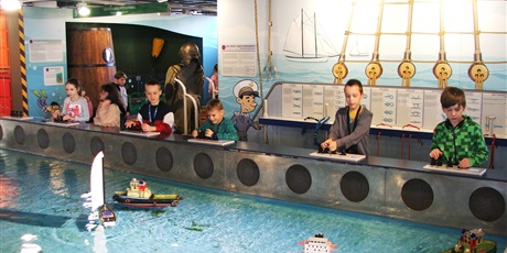 Powiększ grafikę: Dzieci sterują statkami na wystawie interaktywnej w Ośrodku Kultury Morskiej w Gdańsku.