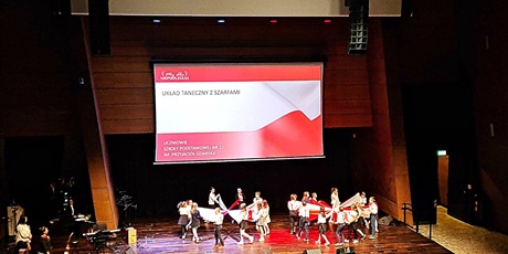 Powiększ grafikę: Uczniowie klasy 3A tańczą na scenie w ECS.