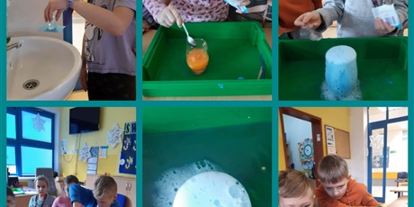 Powiększ grafikę: Dzieci sprawdzają, czy wyleci woda z kubeczka przechylonego na kartkę oraz robią kolorowe wulkany.