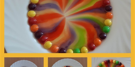 Powiększ grafikę: Dzieci układają kolorowe cukierki, z których po dodaniu wody, powstaje piękna kolorowa tęcza.