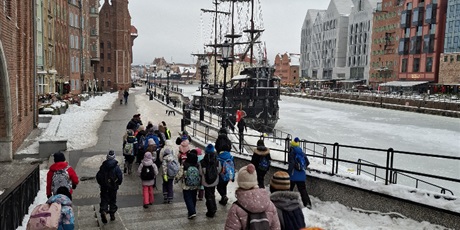 Powiększ grafikę: Uczniowie podczas spaceru po Gdańsku. 