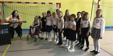 Powiększ grafikę: Chór szkolny wraz z Panią Małgosią Winiarską. 