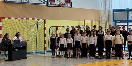 Powiększ grafikę: Chór szkolny wraz z panią Mirkowską i panią Winiarską prezentują wyjątkową piosenkę okolicznościową.