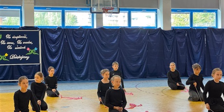 Powiększ grafikę: Dzieci ze szkolnego zespołu tanecznego w skupieniu czekają na swój występ.