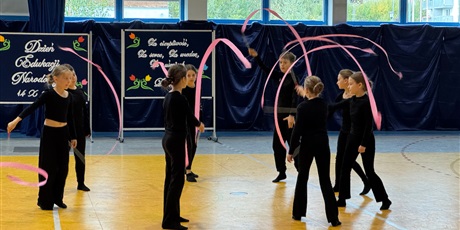 Powiększ grafikę: Uczniowie z pełnym zaangażowaniem prezentują przygotowany układ.