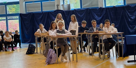 Powiększ grafikę: Uczennica klasy 5a z zaangażowaniem recytuje wiersz.