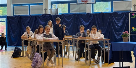 Powiększ grafikę: Uczeń z klasy 5a prezentuje swoją kwestię.