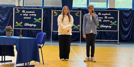 Powiększ grafikę: Dwójka uczniów składa nauczycielom serdeczne podziękowania.