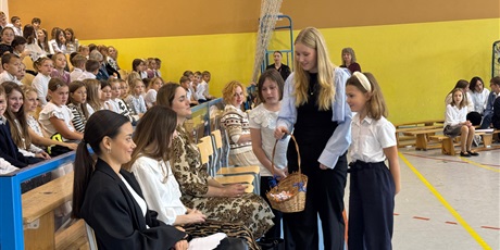 Powiększ grafikę: Uczennice wręczają nauczycielom symboliczne upominki.