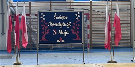 Powiększ grafikę: Tablica z napisem "Święto konstytucji 3 maja".